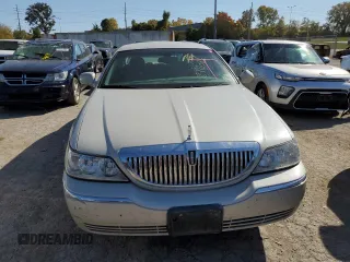 2004 Lincoln Town Car Ultimate z VIN 1LNHM83WX4Y607645, wystawiony jako Copart lot #72791093 z przebiegiem 172 917 mil mil oraz Szkody całkowita. Historia ofert i sprzedaży dostępna na DreamBid. Obrazek 5.