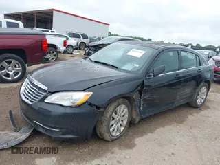 2012 Chrysler 200 Touring z VIN 1C3CCBBB2CN331074, wystawiony jako IAAI lot #42203585 z przebiegiem 176 766 mil mil oraz . Historia ofert i sprzedaży dostępna na DreamBid. Obrazek 2.