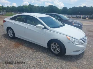 2013 Hyundai Sonata GLS z VIN 5NPEB4AC2DH744689, wystawiony jako IAAI lot #42533404 z przebiegiem 127 021 mil mil oraz . Historia ofert i sprzedaży dostępna na DreamBid. Obrazek 1.