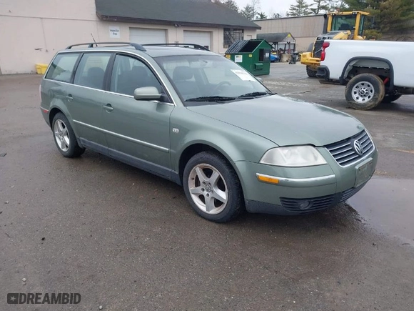 2002 Volkswagen Passat GLX with VIN WVWYH63BX2E208839, listed as a IAAI auction lot 42018138 with 192,648 mi miles. Bid and sale history available at carsss.com. Image 1.