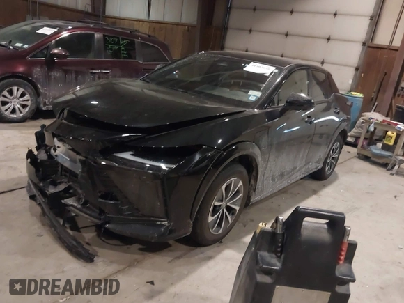 2024 Lexus RZ 300e Premium z VIN JTJABABB4RA001496, wystawiony jako IAAI lot #41402646 z przebiegiem 4 819 mil mil oraz . Historia ofert i sprzedaży dostępna na DreamBid. Obrazek 17.