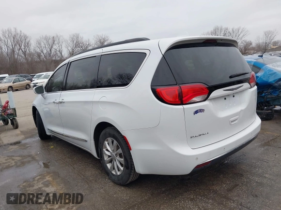 2017 Chrysler Pacifica Touring L with VIN 2C4RC1BG4HR583463, listed as a IAAI auction lot 41487599 with 180,459 mi miles and . Bid and sale history available at DreamBid. Image 3.