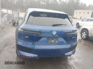 2023 BMW iX xDrive50 z VIN WB523CF08PCM23678, wystawiony jako IAAI lot #41930985 z przebiegiem 19 040 mil mil oraz . Historia ofert i sprzedaży dostępna na DreamBid. Obrazek 17.