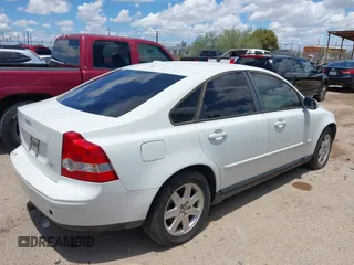 2007 Volvo S40 2.4L с VIN YV1MS382372260825, выставлен на аукционе IAAI как лот 42365368 с пробегом 97 749 миль миль и . История ставок и продаж доступна на DreamBid. Изображение 4.