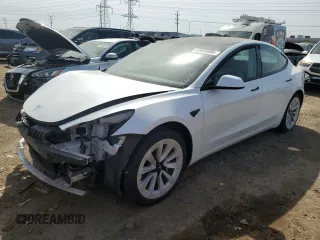 2021 Tesla Model 3 Standard Range Plus z VIN 5YJ3E1EA6MF059194, wystawiony jako Copart lot #53483595 z przebiegiem 22 072 mil mil oraz Szkody całkowita. Historia ofert i sprzedaży dostępna na DreamBid. Obrazek 1.