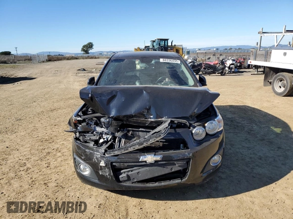 2012 Chevrolet Sonic LTZ z VIN 1G1JE6SH5C4195594, wystawiony jako Copart lot #88336435 z przebiegiem 105 112 mil mil oraz Szkoda całkowita • Salvage title. Historia ofert i sprzedaży dostępna na DreamBid. Obrazek 5.