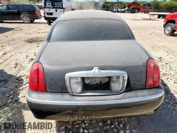 2002 Lincoln Town Car Executive with VIN 1L1FM81W02Y635348, listed as a Copart auction lot 61639325 with 88,597 mi miles and Clean title. Bid and sale history available at DreamBid. Image 6.