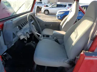 1991 Jeep Wrangler z VIN 2J4FY19P6MJ107521, wystawiony jako Copart lot #84077214 z przebiegiem 1 311 216 mil mil oraz Czysty tytuł • Clean title. Historia ofert i sprzedaży dostępna na DreamBid. Obrazek 7.