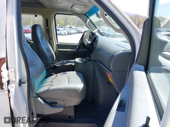 2008 Ford Econoline Cargo Commercial z VIN 1FTNE24W78DA10529, wystawiony jako IAAI lot #42030310 z przebiegiem 359 982 mil mil oraz . Historia ofert i sprzedaży dostępna na DreamBid. Obrazek 5.