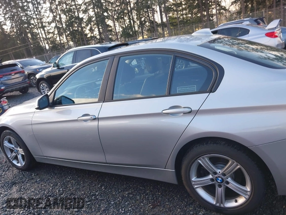 2015 BMW 3 Series 328i xDrive z VIN WBA3B5C56FF962334, wystawiony jako IAAI lot #41323621 z przebiegiem 33 419 mil mil oraz . Historia ofert i sprzedaży dostępna na DreamBid. Obrazek 14.