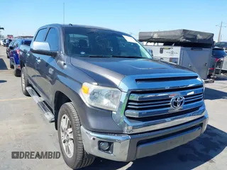 2017 Toyota Tundra Platinum z VIN 5TFAW5F15HX612228, wystawiony jako IAAI lot #41677281 z przebiegiem 157 425 mil mil oraz . Historia ofert i sprzedaży dostępna na DreamBid. Obrazek 6.