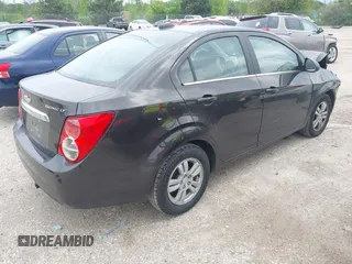 2015 Chevrolet Sonic LT z VIN 1G1JC5SH5F4158047, wystawiony jako IAAI lot #42387058 z przebiegiem 106 997 mil mil oraz . Historia ofert i sprzedaży dostępna na DreamBid. Obrazek 4.