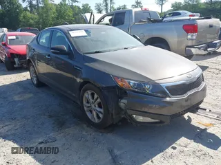 2013 Kia Optima EX z VIN 5XXGN4A77DG177233, wystawiony jako IAAI lot #42337299 z przebiegiem 176 822 mil mil oraz . Historia ofert i sprzedaży dostępna na DreamBid. Obrazek 1.