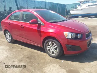 2014 Chevrolet Sonic LT z VIN 1G1JC5SH4E4142811, wystawiony jako IAAI lot #42272454 z przebiegiem 167 409 mil mil oraz . Historia ofert i sprzedaży dostępna na DreamBid. Obrazek 1.