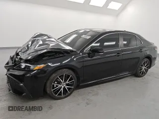 2022 Toyota Camry SE with VIN 4T1T11AK6NU048520, listed as a Copart auction lot 46976195 with 31,898 mi miles and Clean Title. Bid and sale history available at carsss.com. Image 1.
