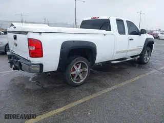 2007 Chevrolet Silverado 1500 LT w/1LT with VIN 1GCEC19J97E515977, listed as a IAAI auction lot 41774684 with 145,185 mi miles. Bid and sale history available at carsss.com. Image 4.