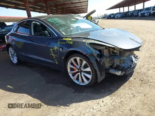 2018 Tesla Model 3 Long Range Battery z VIN 5YJ3E1EB6JF105837, wystawiony jako IAAI lot #41763460 z przebiegiem 100 387 mil mil oraz . Historia ofert i sprzedaży dostępna na DreamBid. Obrazek 1.