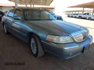 2005 Lincoln Town Car Signature z VIN 1LNHM81W85Y608166, wystawiony jako IAAI lot #42329147 z przebiegiem 252 667 mil mil oraz . Historia ofert i sprzedaży dostępna na DreamBid. Obrazek 1.
