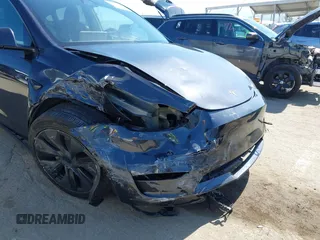 2024 Tesla Model Y z VIN 7SAYGDED4RF115252, wystawiony jako IAAI lot #42302658 z przebiegiem 7 365 mil mil oraz . Historia ofert i sprzedaży dostępna na DreamBid. Obrazek 6.