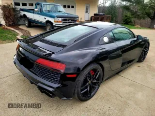 2021 Audi R8 z VIN WUAKBAFX4M7901384, wystawiony jako Copart lot #44935945 z przebiegiem 5 665 mil mil oraz Czysty tytuł • Clean title. Historia ofert i sprzedaży dostępna na DreamBid. Obrazek 4.