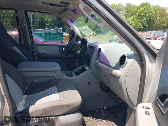 2004 Ford Expedition Special Service z VIN 1FMRU15W84LA30426, wystawiony jako IAAI lot #42375003 z przebiegiem 262 054 mil mil oraz . Historia ofert i sprzedaży dostępna na DreamBid. Obrazek 5.