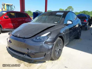 2025 Tesla Model Y Long Range with VIN 7SAYGDEE3SA367750, listed as a IAAI auction lot 41933682 with 1,127 mi miles. Bid and sale history available at carsss.com. Image 17.
