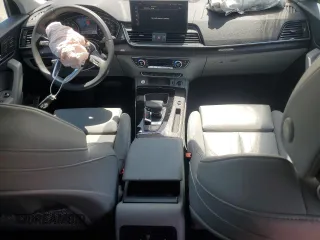 2024 Audi Q5 S line Premium z VIN WA1GAAFY5R2067008, wystawiony jako Copart lot #57522215 z przebiegiem 10 233 mil mil oraz Szkoda całkowita • Salvage title. Historia ofert i sprzedaży dostępna na DreamBid. Obrazek 8.