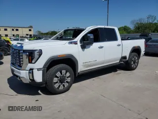 2024 GMC Sierra 2500HD Denali z VIN 1GT49REY7RF290337, wystawiony jako Copart lot #51534885 z przebiegiem 10 824 mil mil oraz Szkoda całkowita • Salvage title. Historia ofert i sprzedaży dostępna na DreamBid. Obrazek 1.