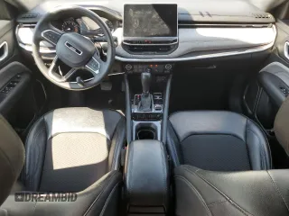 2023 Jeep Compass Latitude z VIN 3C4NJDBN7PT552997, wystawiony jako Copart lot #64716475 z przebiegiem 58 066 mil mil oraz Czysty tytuł • Clean title. Historia ofert i sprzedaży dostępna na DreamBid. Obrazek 8.