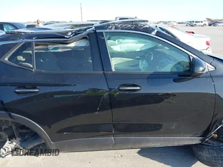 2023 Buick Encore GX Essence z VIN KL4MMFSL8PB097246, wystawiony jako IAAI lot #41987509 z przebiegiem 13 432 mil mil oraz . Historia ofert i sprzedaży dostępna na DreamBid. Obrazek 13.