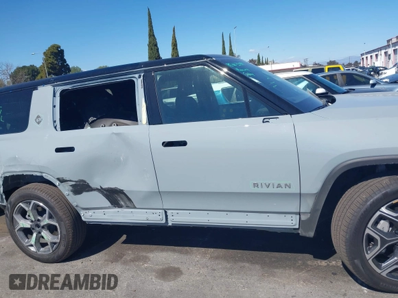 2025 Rivian R1S Adventure z VIN 7PDSGBBA1SN060468, wystawiony jako IAAI lot #41711770 z przebiegiem 2865 mil mil oraz . Historia ofert i sprzedaży dostępna na DreamBid. Obrazek 14.