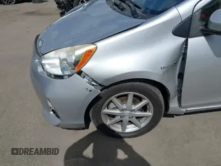 2013 Toyota Prius One z VIN JTDKDTB34D1049949, wystawiony jako IAAI lot #42246438 z przebiegiem 68 203 mil mil oraz . Historia ofert i sprzedaży dostępna na DreamBid. Obrazek 6.