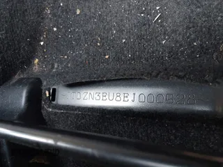 2014 Toyota Prius Two z VIN JTDZN3EU8EJ000528, wystawiony jako IAAI lot #42107405 z przebiegiem 312 421 mil mil oraz . Historia ofert i sprzedaży dostępna na DreamBid. Obrazek 9.