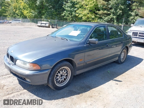 2000 BMW 5 Series 528iA with VIN WBADM6344YGU26491, listed as a IAAI auction lot 40301317 with 157,798 mi miles. Bid and sale history available at carsss.com. Image 2.