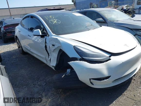 2021 Tesla Model 3 Standard Range Plus z VIN 5YJ3E1EA8MF100456, wystawiony jako IAAI lot #42100840 z przebiegiem 64 389 mil mil oraz . Historia ofert i sprzedaży dostępna na DreamBid. Obrazek 1.