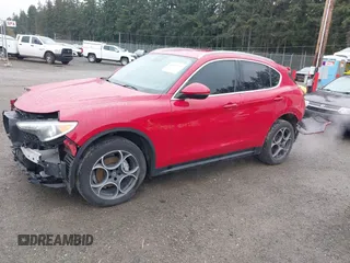 2018 Alfa Romeo Stelvio z VIN ZASFAKAN9J7B75330, wystawiony jako IAAI lot #41923353 z przebiegiem 68 251 mil mil oraz . Historia ofert i sprzedaży dostępna na DreamBid. Obrazek 2.