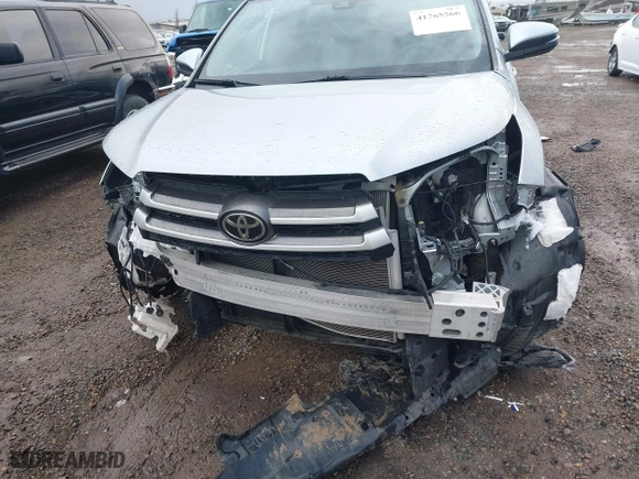 2019 Toyota Highlander SE with VIN 5TDJZRFH0KS608855, listed as a IAAI auction lot 41765566 with 30,228 mi miles. Bid and sale history available at carsss.com. Image 6.