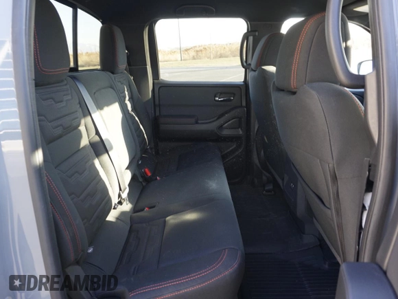 2024 Nissan Frontier SV z VIN 1N6ED1EK2RN667028, wystawiony jako Copart lot #55688885 z przebiegiem 3 447 mil mil oraz Szkoda całkowita • Salvage title. Historia ofert i sprzedaży dostępna na DreamBid. Obrazek 6.