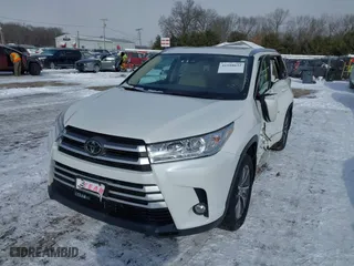 2018 Toyota Highlander SE with VIN 5TDJZRFH3JS807803, listed as a IAAI auction lot 41588632 with 46,738 mi miles. Bid and sale history available at carsss.com. Image 18.