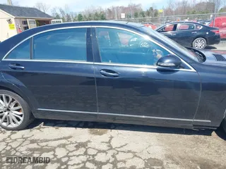 2009 Mercedes-Benz S-Class 5.5L V8 with VIN WDDNG86X39A281373, listed as a IAAI auction lot 42032509 with 197,221 mi miles. Bid and sale history available at carsss.com. Image 13.