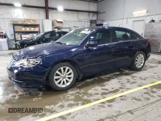 2014 Chrysler 200 Touring z VIN 1C3CCBBB3EN171841, wystawiony jako Copart lot #51232055 z przebiegiem 237 122 mil mil oraz Szkody całkowita. Historia ofert i sprzedaży dostępna na DreamBid. Obrazek 1.
