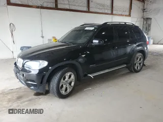 2013 BMW X5 xDrive50i z VIN 5UXZV8C54D0C16780, wystawiony jako Copart lot #57636035 z przebiegiem 137 189 mil mil oraz Tytuł czysty. Historia ofert i sprzedaży dostępna na DreamBid. Obrazek 1.