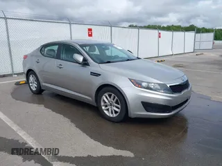 2011 Kia Optima LX z VIN KNAGM4A7XB5133891, wystawiony jako IAAI lot #42166235 z przebiegiem 129 969 mil mil oraz . Historia ofert i sprzedaży dostępna na DreamBid. Obrazek 1.