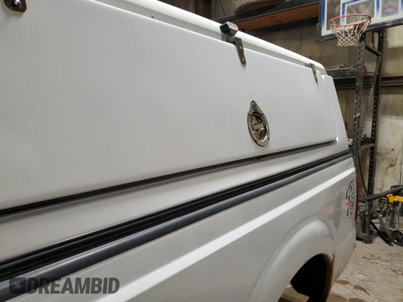 2013 Ford F-250 XL z VIN 1FTBF2B69DEA76457, wystawiony jako Copart lot #52568575 z przebiegiem 242 172 mil mil oraz Czysty tytuł • Clean title. Historia ofert i sprzedaży dostępna na DreamBid. Obrazek 10.