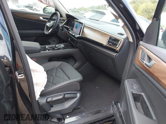 2024 Volkswagen Atlas SE with VIN 1V2HR2CA4RC604783, listed as a IAAI auction lot 40405287 with 1,269 mi miles and . Bid and sale history available at DreamBid. Image 5.