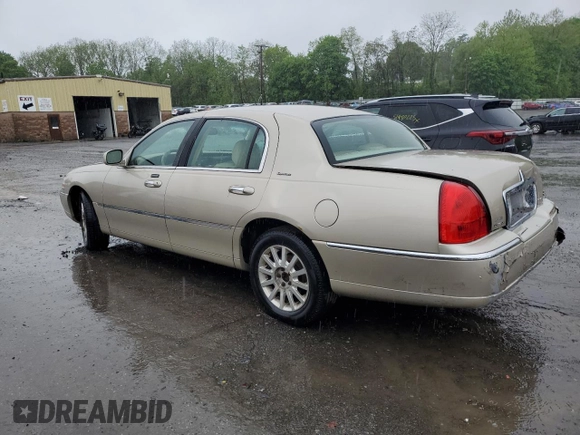 2006 Lincoln Town Car Signature z VIN 1LNHM81W76Y647607, wystawiony jako Copart lot #55507165 z przebiegiem 196 468 mil mil oraz Szkody całkowita. Historia ofert i sprzedaży dostępna na DreamBid. Obrazek 2.