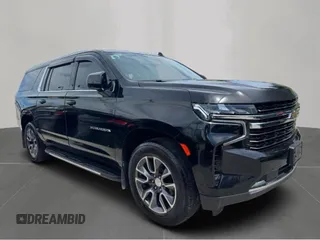 2022 Chevrolet Suburban LT z VIN 1GNSKCKD8NR10297, wystawiony jako Copart lot #57376745 z przebiegiem 195 782 mil mil oraz Czysty tytuł • Clean title. Historia ofert i sprzedaży dostępna na DreamBid. Obrazek 1.