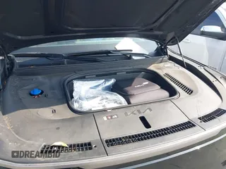 2024 Kia EV9 Land z VIN KNDADFS59R6035988, wystawiony jako IAAI lot #42076672 z przebiegiem 10 316 mil mil oraz . Historia ofert i sprzedaży dostępna na DreamBid. Obrazek 10.