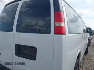 2008 Chevrolet Express Passenger z VIN 1GAGG25KX81197208, wystawiony jako IAAI lot #42022924 z przebiegiem Nie podano mil oraz . Historia ofert i sprzedaży dostępna na DreamBid. Obrazek 4.