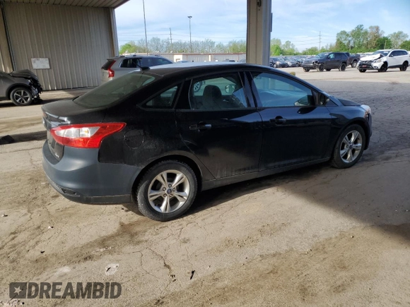 2013 Ford Focus SE z VIN 1FADP3F26DL106275, wystawiony jako Copart lot #55701345 z przebiegiem 117 897 mil mil oraz Szkody całkowita. Historia ofert i sprzedaży dostępna na DreamBid. Obrazek 3.